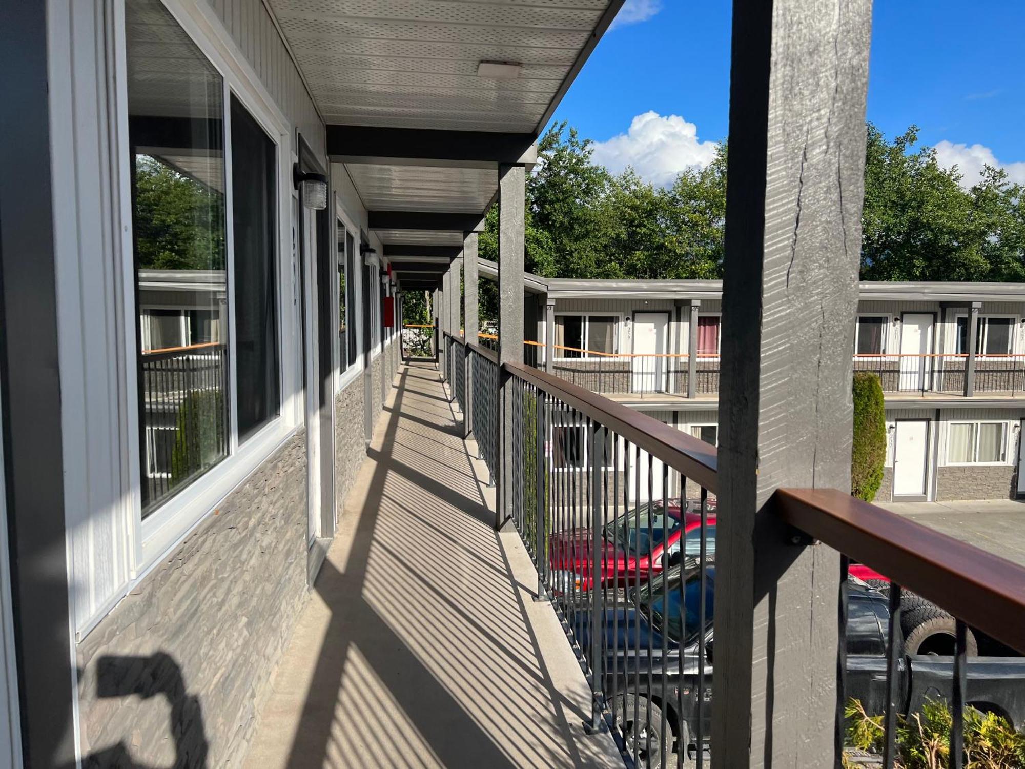 Chalet Inn Kitimat Exterior photo