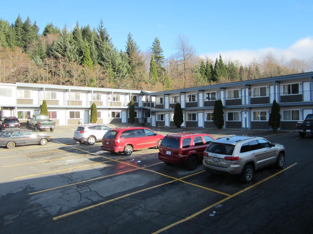 Chalet Inn Kitimat Exterior photo