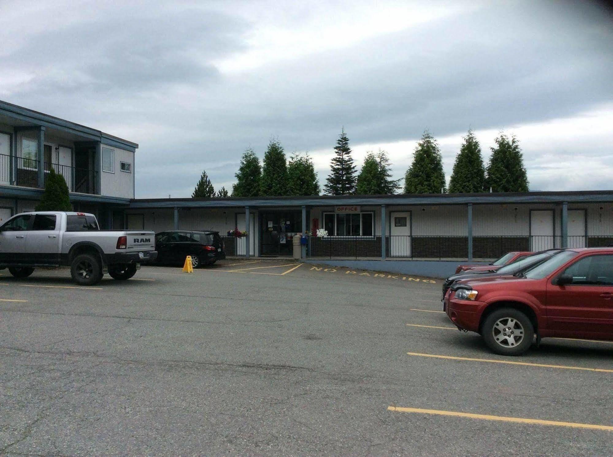 Chalet Inn Kitimat Exterior photo